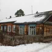 В этом доме 1942 года постройки М. Пузырев прожил более четырёх десятилетий.