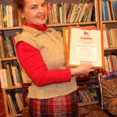 Ирина Чичикайло демонстрирует областную Почётную грамоту