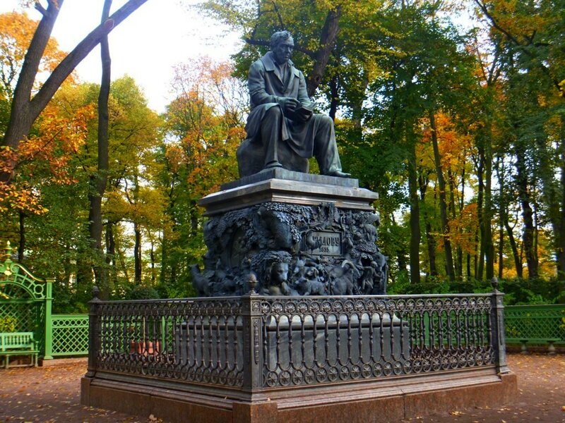 Памятник крылову в петербурге. Памятник Крылову в летнем саду Санкт-Петербурга. Остров летний сад памятник Крылову. Летний сад СПБ Золотая осень памятник Крылову. Михайловский замок летний сад Крылов.