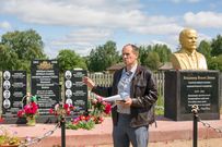Владимир Суханов у мемориала в деревне Слуда | Фото 2020 г.