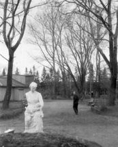 Скульптура матери с ребенком в городском саду  | Фото из группы ВК «Старый Котлас» 1950-х гг.