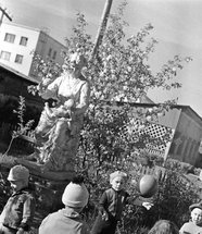 Скульптура матери с ребенком у детского сада № 1 «Рябинушка»| Фото из группы ВК «Старый Котлас»
