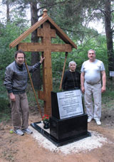 В память о своем деде Сергей Боголюбский (слева) поставил на кладбище Макариха крест. | Фото С. Боголюбского. 2012 г.