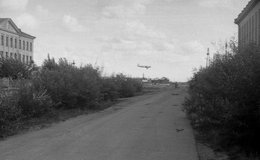 Самолет заходит на посадку на старый аэродром |  Фото из фондов Котласского краеведческого музея