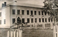 Здание, где с 1 августа 1942 по 1 мая 1954 годы размещалось управление Печорской железной дороги. | Фото из фондов музея Сольвычегодского региона Северной железной дороги. 1958 г.