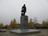 Памятник М. В. Ломоносову в Коряжме. Фото О. Анисимовой. 2011 г.