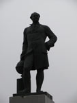 Памятник М. В. Ломоносову в Коряжме. Фото О. Анисимовой. 2011 г.