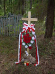 Памятный крест на польском участке бывшего кладбища спецпоселка «Монастырёк». Фото 2012 г.