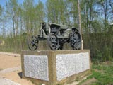 Памятник-трактор в Куимихе. Фото О. Анисимовой. 2010 г.