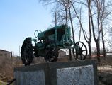Памятник-трактор в Куимихе. Фото О. Анисимовой. 2016 г.